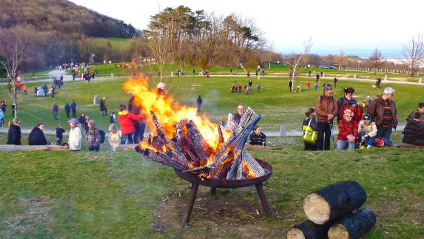 Brauchtum: Am Karsamstag um 18 Uhr wird Am Himmel wieder das traditionelle Osterfeuer entzündet