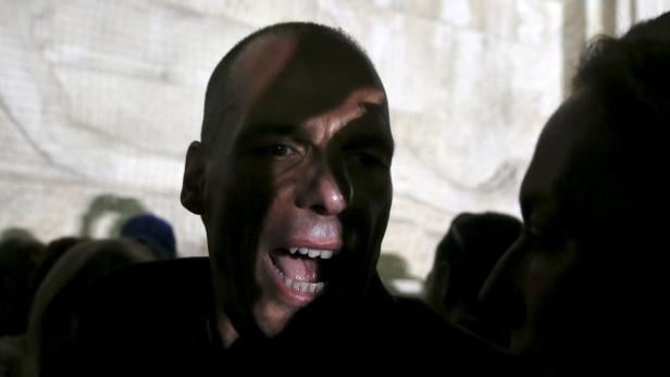 Ein Mann schreit mit weit geöffnetem Mund in einer Menschenmenge.