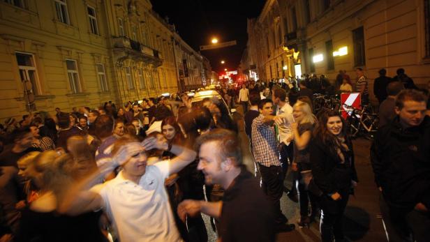 Hunderte demonstrierten 2012 gegen die Sperrstunde im Viertel