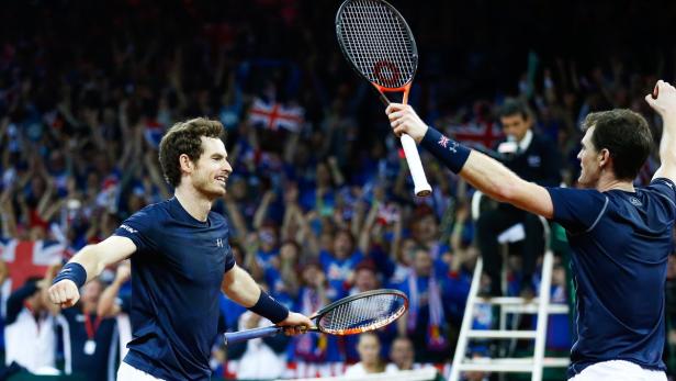 Die Murray-Brüder feiern einen Sieg im Tennis vor jubelnden Zuschauern.