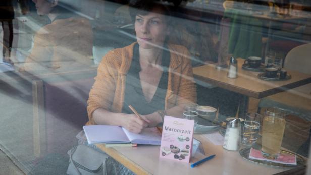 Auf ihrem Lieblingsplatz am Fenster kann Karola Niederhuber das bunte Treiben auf der Währinger Straße verfolgen und gleichzeitig in Ruhe arbeiten