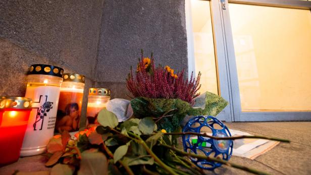 Kerzen vor dem Eingang des Hauses in dem die Opfer gelebt hatten.