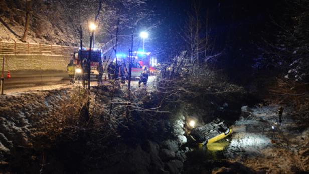 Lenker stürzte in Tirol mit Auto in Bachbett