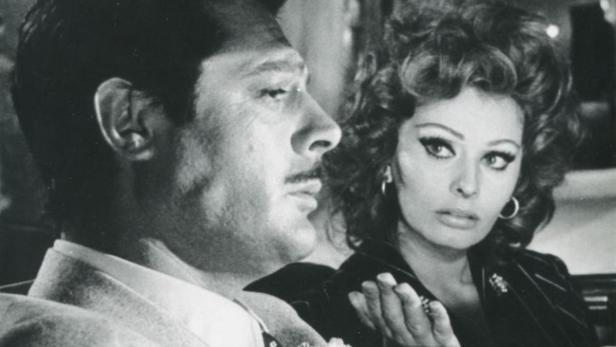 Marcello Mastroianni und Sophia Loren raufen sich in „Hochzeit auf italienisch“ zusammen.