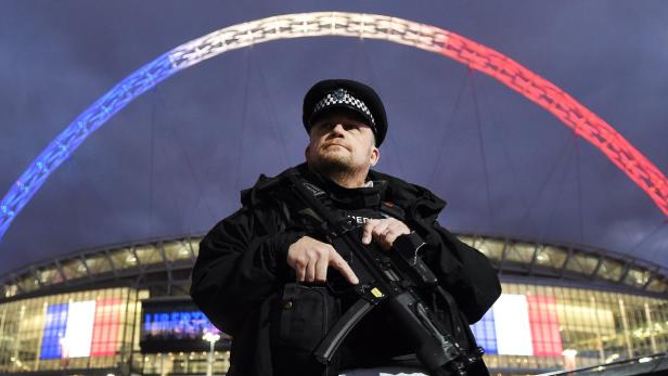 Bewaffneter Polizist vor dem Wembley Stadion