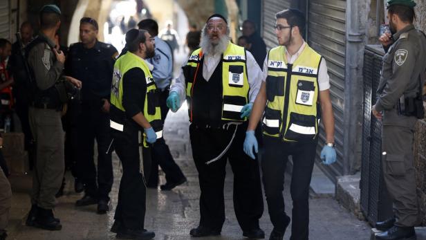Israelische Sicherheitskräfte am Tatort in Jerusalem.