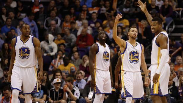 Fünf Basketballspieler der Golden State Warriors stehen auf dem Spielfeld.