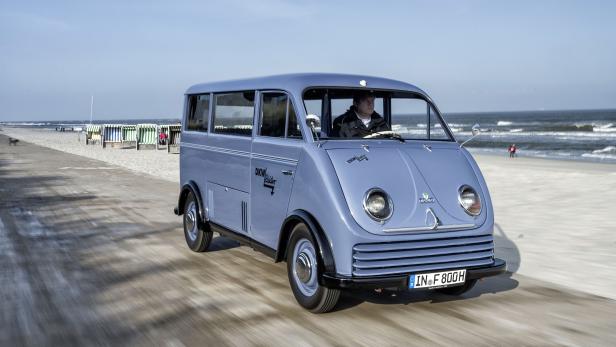 Ein blauer DKW Schnellaster fährt am Strand entlang.