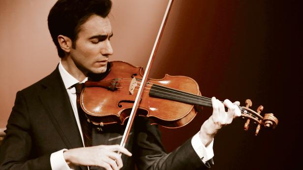 Starmusiker David Aaron Carpenter spielte die Stradivari-Bratsche bei einer Präsentation in Paris.