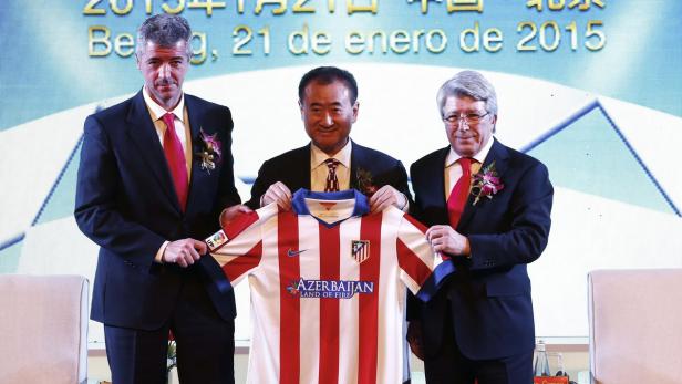 Wang Jianlin (Mitte) besitzt nun 20 Prozent der Aktienanteile Atleticos.
