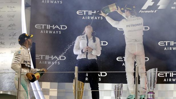 Rosberg und Hamilton feierten den Doppelsieg mit Mercedes&#039; Aerodynamik-Ingenieurin Kim Stevens.