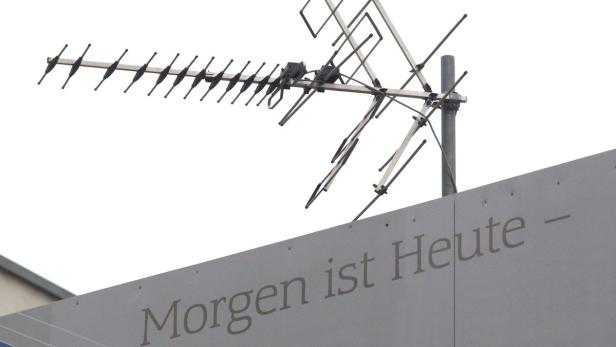 Eine Antenne auf einem Dach mit der Aufschrift „Morgen ist Heute“.