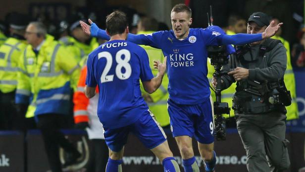 Christian Fuchs konnte in der englischen Premier League erneut überzeugen. Eine Woche nach dem er zum war, ärgerte der Teamkapitän mit dem Aufsteiger den großen Manchester United. Die Überraschungsmannschaft trotzte dem Rekordmeister ein 1:1 ab, Fuchs lieferte die Vorlage zum einzigen Leicester-Treffer. Und was für eine.