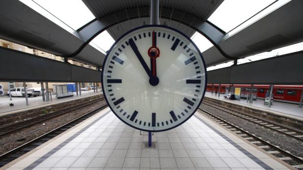 A station clock is pictured at a platform of the main train station in Mainz August 12, 2013. German rail operator Deutsche Bahn cancelled most of its regional service in Mainz due to lack of personnel. The Mainz railway control centre is severely understaffed, out of 15 traffic controllers eight called in sick or are on vacation according to local media. REUTERS/Ralph Orlowski (GERMANY - Tags: TRANSPORT)