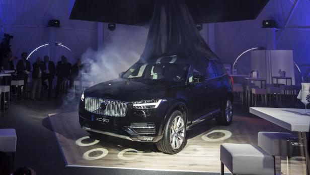 Ein schwarzer Volvo XC90 wird auf einer Veranstaltung enthüllt.
