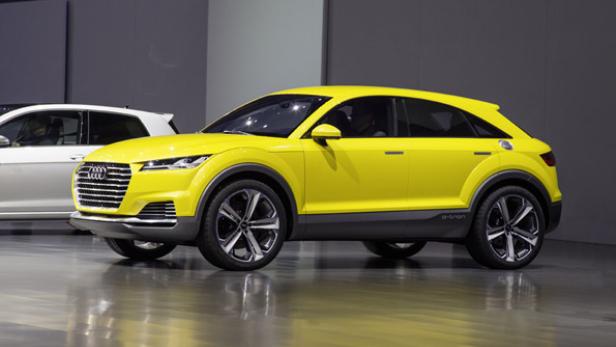 Ein gelber Audi TT Offroad Concept steht auf einer Automobilausstellung.