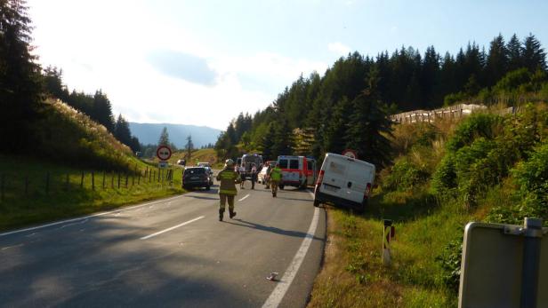 APA14127694-2 - 13082013 - SALZBURG - ÖSTERREICH: ZU APA 016 CI - Einsatzkräfte an der Unfallstelle am Montag, 12. August 2013. Ein 38-Jähriger aus Mauterndorf streifte auf der Turracher Bundesstraße (B 95) zwischen Tamsweg und Mariapfarr in einer Linkskurve einen Pkw. Durch die Wucht des Anpralles wurden der Fahrer und seine 23-jährige Mitfahrerin aus Graz vom Motorrad geschleudert, sie verstarben noch an der Unfallstelle. +++ WIR WEISEN AUSDRÜCKLICH DARAUF HIN, DASS EINE VERWENDUNG DES BILDES AUS MEDIEN- UND/ODER URHEBERRECHTLICHEN GRÜNDEN AUSSCHLIESSLICH IM ZUSAMMENHANG MIT DEM ANGEFÜHRTEN ZWECK ERFOLGEN DARF - VOLLSTÄNDIGE COPYRIGHTNENNUNG VERPFLICHTEND +++ APA-FOTO: FF TAMSWEG
