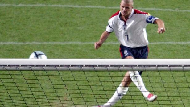 28.050 Euro David Beckhams Elfmeter-Ball Am 24. Juni 2004 knallte David Beckham bei der EM in Portugal gegen die Gastgeber den Ball über das Tor auf die Tribüne. England musste zum vierten Mal ein großes Turnier nach einem verlorenen Elfmeterschießen verlassen. Ein Zuschauer konnte den Ball fangen und versteigerte ihn danach im Internet. Wie das Auktionshaus eBay mitteilte, zahlte ein Käufer aus Kanada 28.050 Euro.