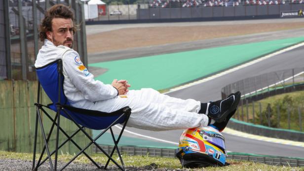 Das F1-Foto des Jahres: Fernando Alonso am Streckenrand im Campingsessel