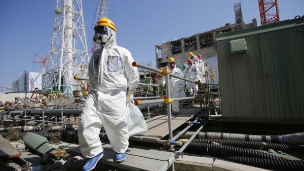 Nach Angaben des Fukushima-Betreibers Tepco wird es noch bis zu 40 Jahren dauern, bis das Kraftwerk vollständig gesichert ist. Rund 20.000 Arbeiter halfen bisher, die Reaktoren unter Kontrolle zu bringen.