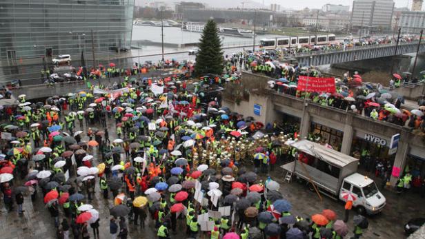 Gut organisiert: Bereits um 7.30 Uhr versammelten sich die Beamten zu der Demonstration an der Linzer Donau.
