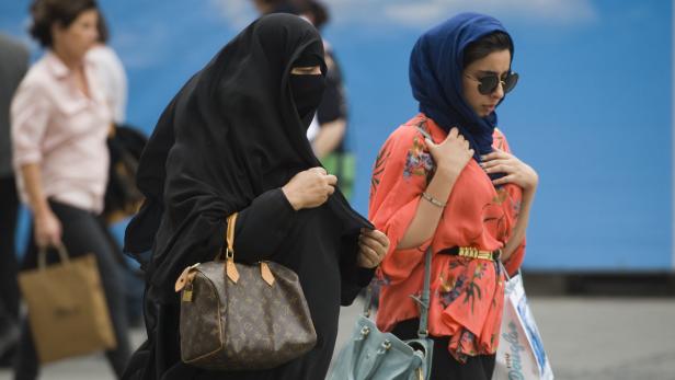 Muslimische Frauen in München unterwegs.