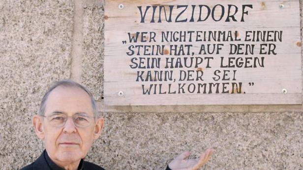 Pfarrer Pucher bringt die Idee von Graz nach Wien.