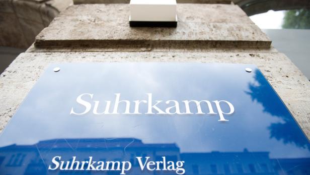 Das Schild des Suhrkamp Verlags an einem Gebäude.