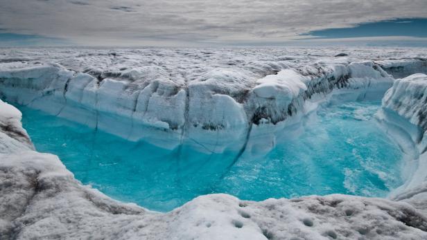 Jeden Sommer sehen Forscher, wie sich strahlend blaue Ströme auf dem Eis bilden. Wasser, das in Spalten verschwindet, höhlt den Schild aus.