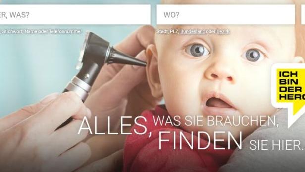Ein Arzt untersucht mit einem Otoskop das Ohr eines Babys.