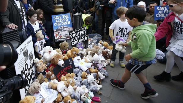 Kinder in London bringen ihre Stofftiere und fordern Hilfe für Kinder in Aleppo