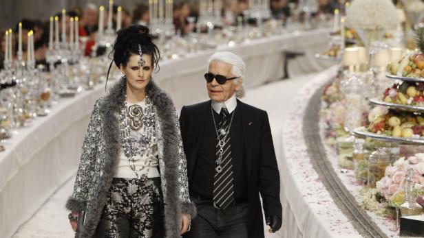 Karl Lagerfeld verteidigt den Luxus - auch in Zeiten der Krise.
