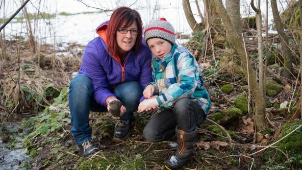 Brigitte Falkner mit Sohn Simon, dessen gequetschte linke Hand ein Verband ziert: „Ich hab’ eine ziemliche Wut auf den Jäger.“