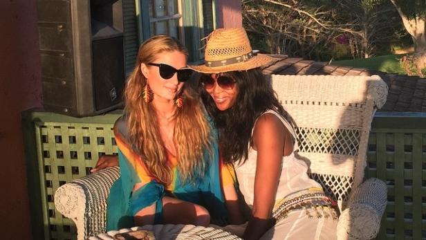 Wer hätte gedacht, dass Model-Zicke Naomi Campbell und Blondchen Paris Hilton gemeinsam auf Urlaub fahren? Die Hotel-Erbin postete ein Bild von sich und Campbell im Jamaika-Urlaub.
