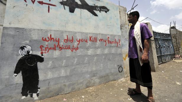 Protest gegen US-Drohnen an einer Mauer in Sanaa. Seit dem Rücktritt von Präsident Saleh wächst das Machtvakuum.