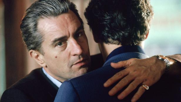 ARD GOODFELLAS - DREI JAHRZEHNTE IN DER MAFIA (goodfellas), USA 1989, Regie Martin Scorsese, am Sonntag (24.08.08) um 23:30 Uhr im Ersten. Falsche Umarmung: Jimmy (Robert De Niro, li.) ist bereit, seinen Freund Henry (Ray Liotta) ans Messer zu liefern. © ARD Degeto/Warner Bros. Entertainment All Rights Reserved - honorarfrei - Verwendung gemäß der AGB im engen inhaltlichen, redaktionellen Zusammenhang mit o. g. Sendung bei Nennung Bild: &quot;ARD Degeto/Warner Bros. Entertainment&quot; (S 2), Programmplanung und Presse (069) 1509-334 oder -335