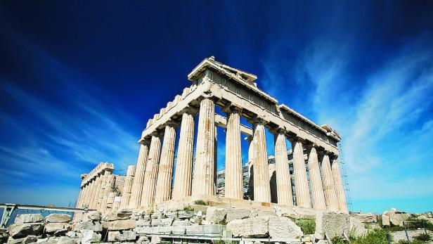Der Parthenon in Athen vor einem strahlend blauen Himmel.