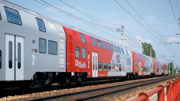 Hunderte Passagiere in Regionalzug „gefangen“