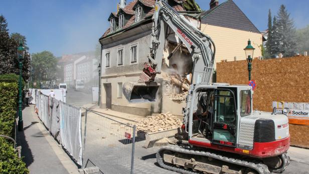 Ein leer stehendes, zweistöckiges Gebäude wurde wegen Gefahr in Verzug abgerissen. Adresse: Neustift am Walde 88, Wien.