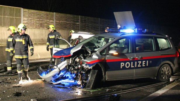 Ein Geisterfahrer ist auf der S5 bei Tulln frontal gegen einen Streifenwagen der Polizei geprallt.