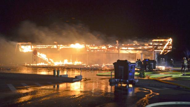 Raststation in Fischamend brannte in der Nacht völlig ab.