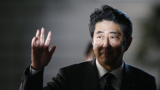 Japan&#039;s newly-elected Prime Minister Shinzo Abe waves as he arrives at his official residence in Tokyo December 26, 2012. Former Japanese Prime Minister Shinzo Abe was elected prime minister by parliament&#039;s lower house on Wednesday, giving the 58-year-old security hawk a second chance at running the world&#039;s third-biggest economy. REUTERS/Toru Hanai (JAPAN - Tags: POLITICS BUSINESS)