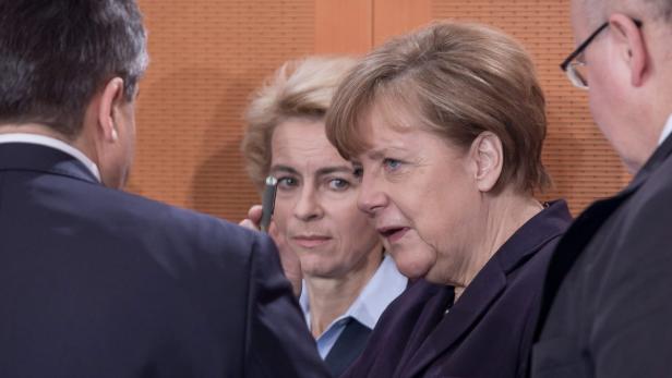 Verteidigungsministerin Von der Leyen, Kanzlerin Merkel