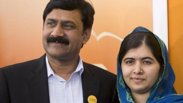 Malala Yousafzai und ihr Vater Ziauddin Yousafzai im Jahr 2015