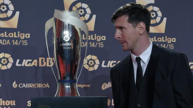 Lionel Messi und der Pokal für den Besten in La Liga sind alte Bekannte.