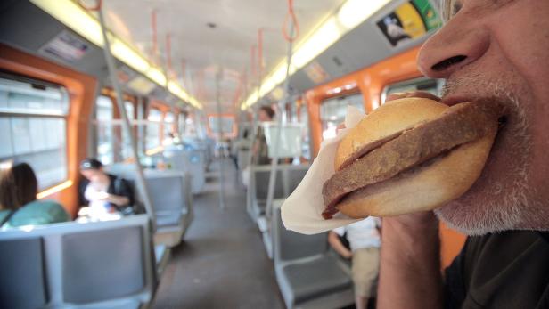 76 Prozent der Fahrgäste fühlen sich von Essensgerüchen in den Öffis belästigt