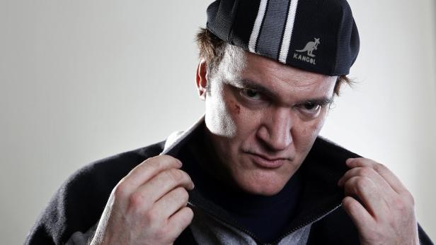 Quentin Tarantino mit einer Schramme im Gesicht und einer Kangol-Mütze.