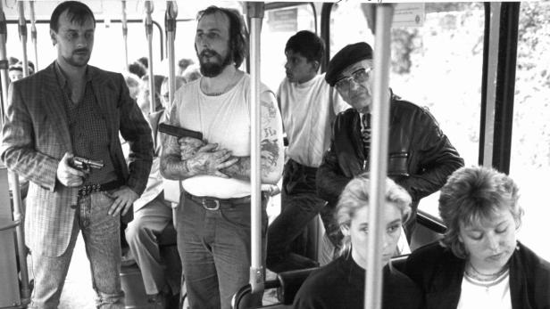 ARCHIV - Die bewaffneten Geiselnehmer Dieter Degowski (l) und Hans-Jürgen Rösner stehen am 17.8.1988 in dem in Bremen gekaperten Linienbus (Archivfoto vom 17.08.1988). Vorne sitzt die später getötete Silke Bischoff (hinter der Haltestange), rechts Ines Voitle. Das Gladbecker Geiseldrama zwischen dem 16. und 18. August 1988 Deutschland 54 Stunden lang in Atem. Foto: Ingo Wagner dpa (zu Themenpaket 20 Jahre nach Gladbecker Geiseldrama vom 15.08.2008 - nur s/w) +++(c) dpa - Bildfunk+++