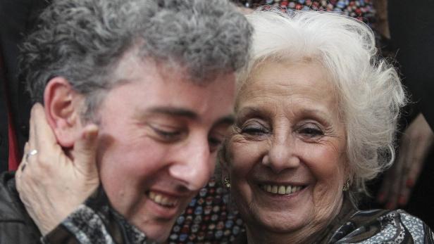 Die Präsidentin der Großmütter de Plaza de Mayo, Estela de Carlotto, fand ihren Enkel Guido erst 2014, ihre Tochter wurde von der Militärjunta Videlas ermordet