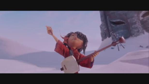 Ein Junge in roter Kleidung spielt auf einem Shamisen in einer verschneiten Landschaft.